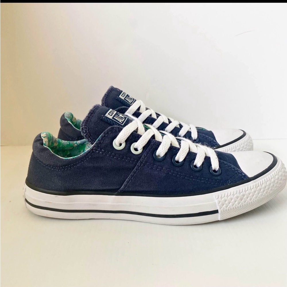 Converse Chuck Taylor All Star low top tennis shoes - Women’s size 8